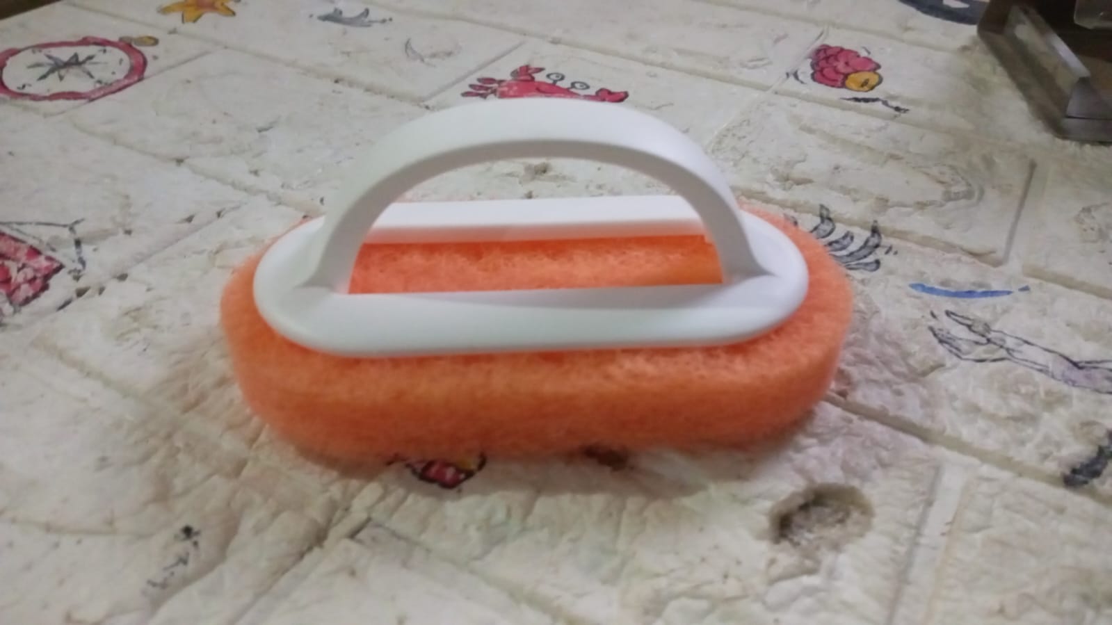 Pot brush with handle, perfect for sink and kitchen cleaning Pot brush with handle, perfect for sink and kitchen cleaning